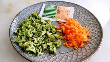 西蓝花切碎，胡萝卜切丁。