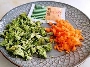 西蓝花切碎，胡萝卜切丁。