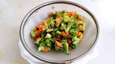 蔬菜放入热水中快速的焯水一下，一定要控干水分。