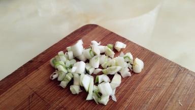 大葱切碎。