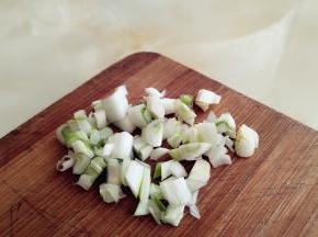 大葱切碎。