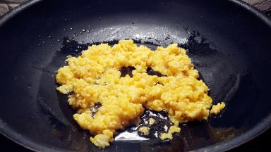 锅中放油烧热，放入米饭中火翻炒一会。