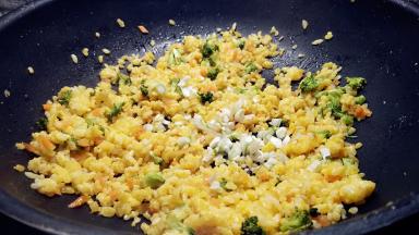 撒上葱碎，翻炒入味。