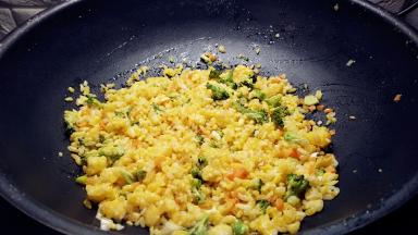 最后炒至米粒谈崩，就可以出锅了。