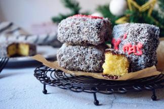 再裹上椰丝，室温高可放至冰箱凝固，那天室温只有几度，就不需要放冰箱凝固了，在蛋糕上面用巧克力笔写上圣诞祝福即可