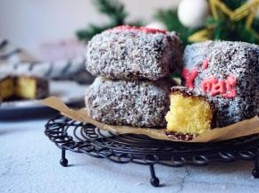 再裹上椰丝，室温高可放至冰箱凝固，那天室温只有几度，就不需要放冰箱凝固了，在蛋糕上面用巧克力笔写上圣诞祝福即可