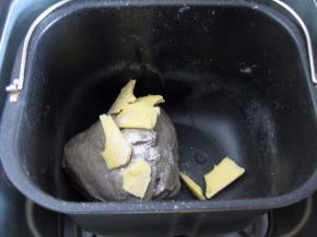 揉面15分钟后放入黄油