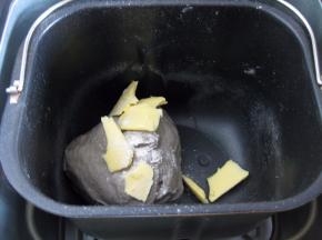 揉面15分钟后放入黄油