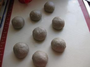 取出面团，按压、排气，分割成均等的八份，滚圆，中间醒发15分钟，面团上记得盖保鲜膜