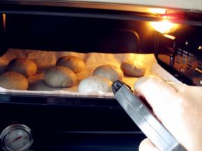 烤盘放进烤箱进行二发，烤箱侧面及面团表面喷水保湿