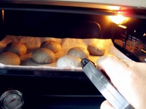 烤盘放进烤箱进行二发，烤箱侧面及面团表面喷水保湿