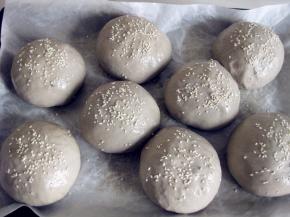 二发结束，取出烤盘，烤箱预热至设定温度，上火190度，下火160度，面团表面刷糖水，撒白芝麻