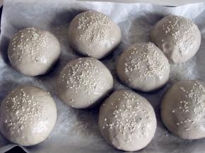 二发结束，取出烤盘，烤箱预热至设定温度，上火190度，下火160度，面团表面刷糖水，撒白芝麻