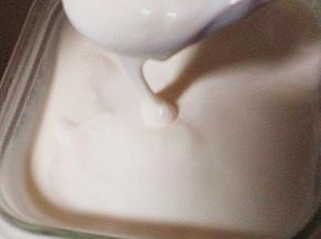 酸奶用刚从冰箱取出的，奶油奶酪用刚从冰箱冷藏取出的，奶油奶酪切小块