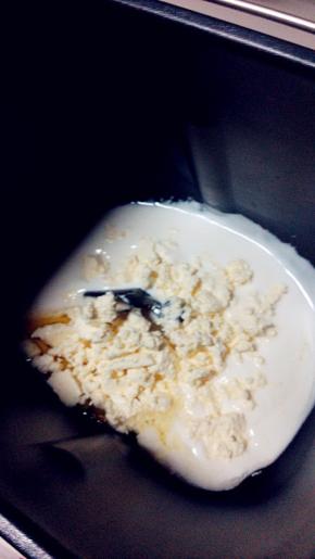 除黄油外的所有材料入面包机桶中，一个和面程序15分钟