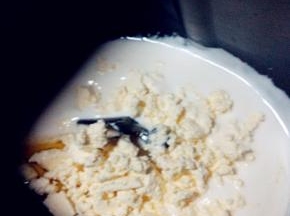 除黄油外的所有材料入面包机桶中，一个和面程序15分钟