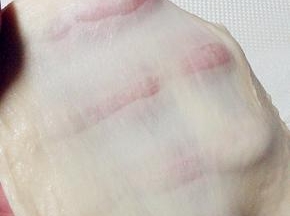 加入黄油继续揉面15分钟，软软的面团取出，但不沾手，已拉出手套膜