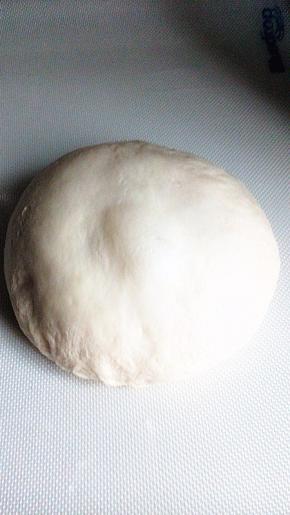 取出面团、稍微按压排气，收圆，室温下回温一个半小时