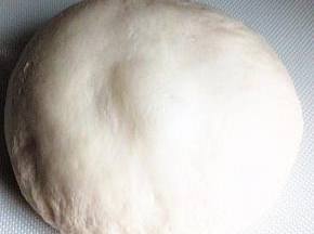 取出面团、稍微按压排气，收圆，室温下回温一个半小时