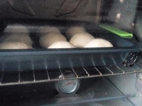 室温下进行二发，我直接放入烤箱中，无需盖保鲜膜，二发约1小时20分钟