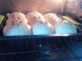 烤箱预热至180度，入烤箱中层， 20分钟左右，最后5分钟可加盖锡纸