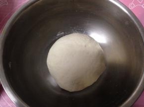 普通面粉250克加酵母3克和水和成面团，加盖，发酵至1.5倍大（不要太软，以免不好成型）