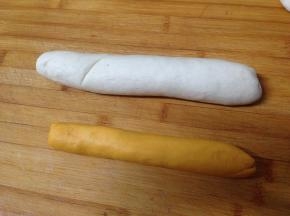 南瓜面团和白面团分别揉匀搓条