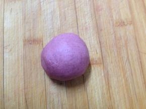 发酵好的面团取出揉匀后取50克，加入红曲粉揉匀备用