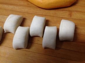 白面团切成大小一致的剂子（每个大约45克）