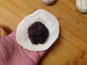 包入适量豆馅