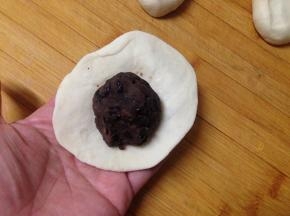 包入适量豆馅