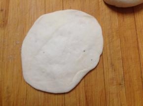 擀成四边薄、中间厚的圆片