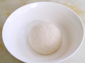 面粉加入盐1克，清水适量揉成软硬适中的面团，盖上保鲜膜醒发2个小时。