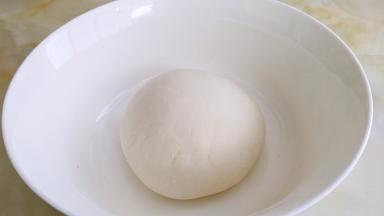 面团醒发的过程需要多次揉一揉面团，最后成较有韧性的面团。