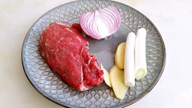 准备洋葱，牛肉，葱，姜。