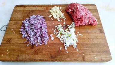 牛肉剁肉糜，洋葱，姜，葱剁碎末。