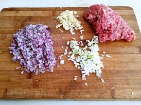 牛肉剁肉糜，洋葱，姜，葱剁碎末。