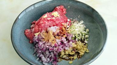 加入盐，花椒粉，生抽，料酒拌匀。