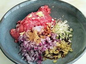 加入盐，花椒粉，生抽，料酒拌匀。