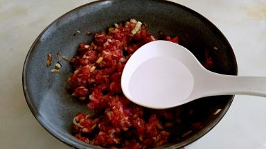 在放适量清水搅打至吸收。