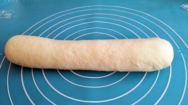 面团取出排气，搓成长条。