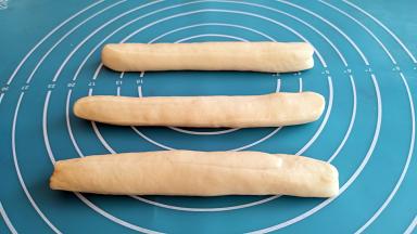 把剂子搓成稍长的条状。