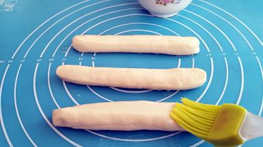 均匀的刷上一层玉米油。