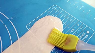 面皮有透明状，在刷上一层玉米油。