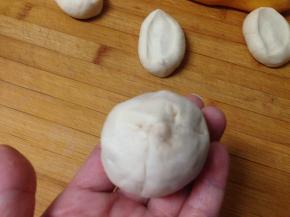 用虎口慢慢封口，然后接口向下，搓成椭圆形