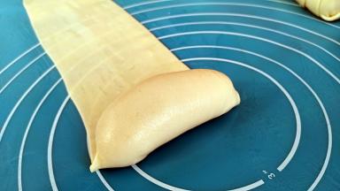 卷的过程需要拉紧，还要两头要卷进去。