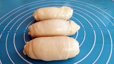 做好后盖上保鲜膜需要饧面15分钟。