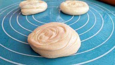 按扁，不需要按的很扁，因为后期还要用电饼档烙，就能压扁。