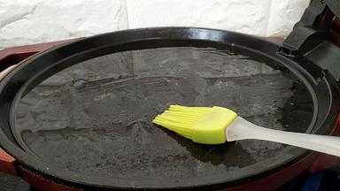 电饼档刷上一层油，油量多一些。