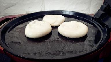 放入饼胚，合上盖子，开启小火烙。